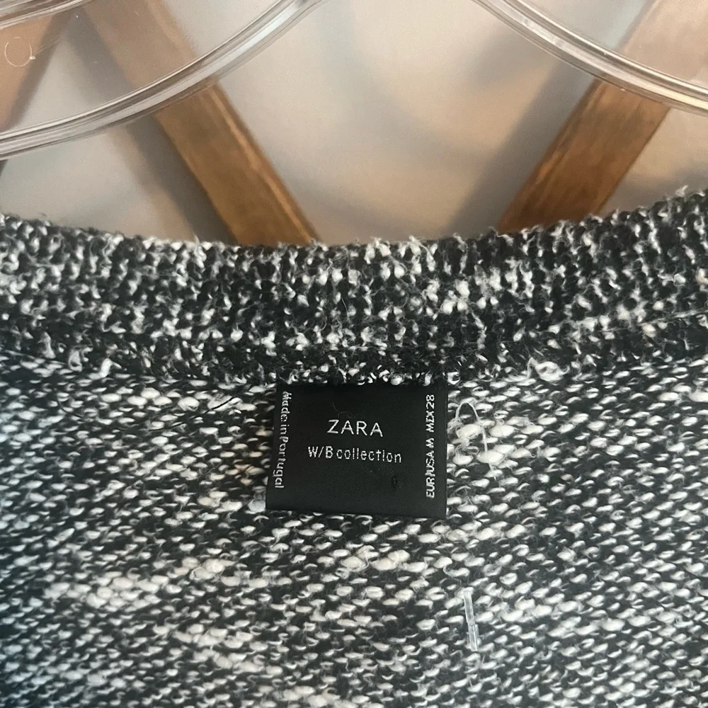 Zara slouchy heathered black grey sweater withh a bedazzled broach like feat M - Picture 3 of 5